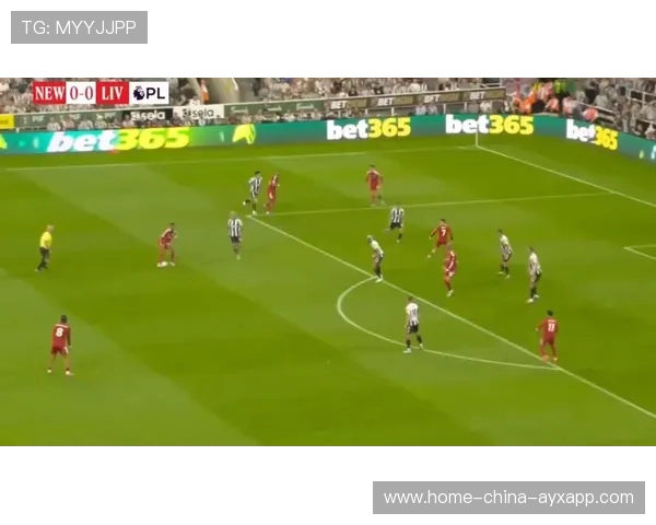 利物浦前场互换位置制造混乱,对手防线告急