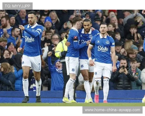 切尔西边路二人组配合默契,频繁撕开防线